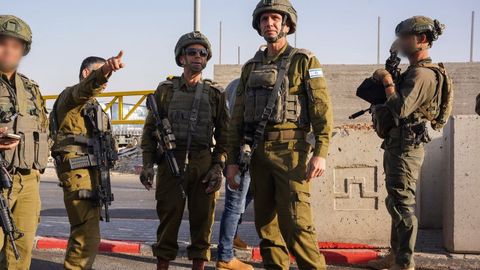Soldados de las FDI y agentes de la Polic�a de Fronteras de Israel inician operaciones ofensivas en la zona de Hebr�n. El primer ministro israel�, Benjam�n Netanyahu, orden� el cierre  total  e indefinido de Cisjordania a partir de este viernes tras un ataque a tiros perpetrado por palestinos contra israel�es cerca de Hebr�n