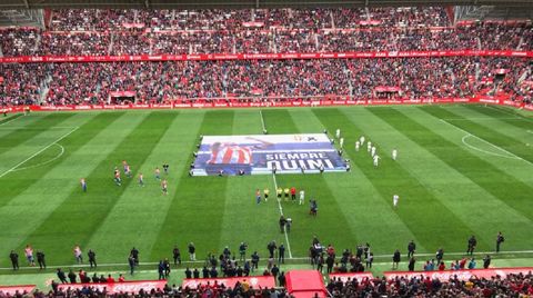 Minuto de silencio por Quini