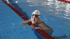 Eva, en una de sus sesiones de entrenamiento en la piscina Ras do Sur