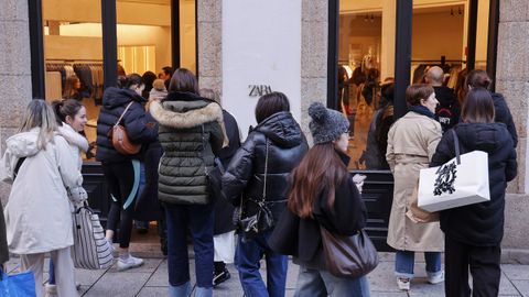 Primer d�a de rebajas. Zara de la calle Compostela