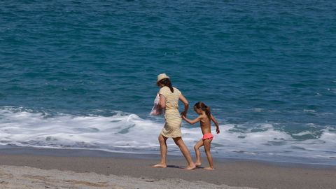 Disfrutando del sol en el paseo marítimo y en las playas en A Coruña