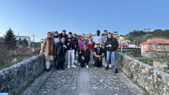 Los participantes en el documental con los miembros del equipo que desarroll� el proyecto