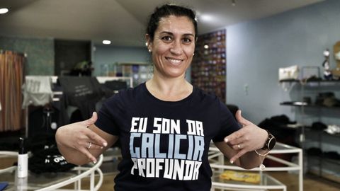 Una clienta posa con la camiseta de Lobishome de «Eu son da Galicia profunda»
