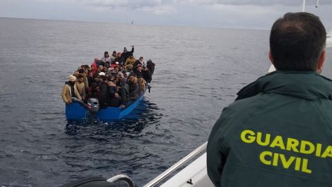 Imagen de archivo del rescate de 126 personas llegadas en dos pateras frente a las costas de C�diz