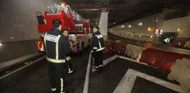 Los bomberos de A Coru�a, en un simulacro de incendio.
