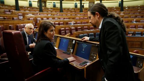 Iglesias conversa con Adriana Lastra durante el pleno celebrado este mircoles en el Congreso