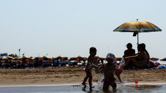 Ni�os jugando en la playa en Santa Severa, en Italia