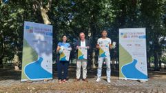 El alcalde, en el centro, la concejala de Cultura y el concejal de Deportes presentaron en la Devesa de Escair�n la primera Feira da Vendima do Savi�ao