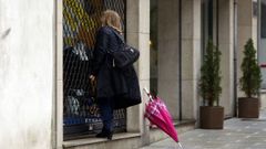 El cierre de toda la hosteler�a y de los comercios a las seis de la tarde ha reducido el n�mero de personas en la calle peatonal de Boiro