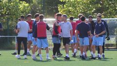 Rubn Domnguez, de blanco en el centro de la imagen, durante el primer entrenamiento de la pretemporada granate.