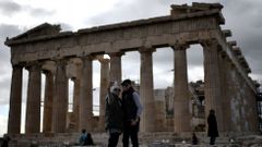 Una pareja se saca el selfi en el Parten�n.