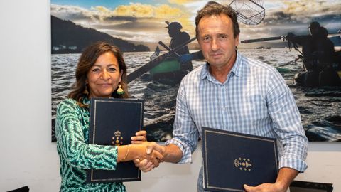 La conselleira de Mar, Marta Villaverde, y el presidente de Agalcari, Ram�n Collazo, firmaron el convenio de colaboraci�n para impulsar y proteger la carpinter�a de ribeira
