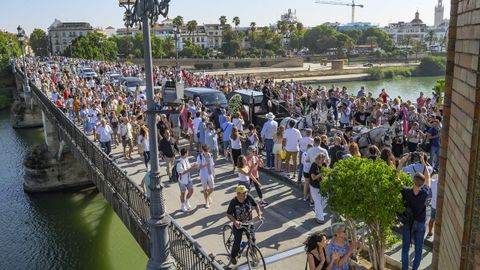 La comitiva f�nebre por el puente de Triana