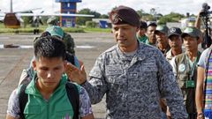 El general Pedro Snchez da la bienvenida a los indgenas de las etnias murui, siona y coreguajes el da en que se unieron a los grupos de bsqueda.