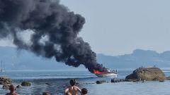 Arde una embarcacin de recreo frente a la playa de la Carabuxeira, en Sanxenxo