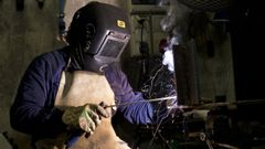 Labores de soldadura en un taller de empleo en Galicia.