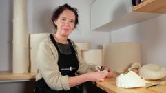 Mercedes Vicente es una de las tres profesionales de Artesan�a de Galicia seleccionas para la bienal de Cheongju. Pas� a formar parte de la red de talleres de la asociaci�n en el 2020, poco despu�s de ser finalista del Loewe Craft Prize, en el 2018. Y, entre sus muchas colaboraciones, hizo una con Leandro Cano para la revista de moda Vogue.