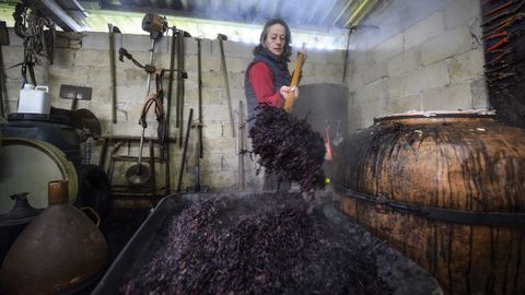 Pilar, una de las �ltimas aguardenteras de Portas