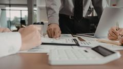 Profesionales de las finanzas analizan datos