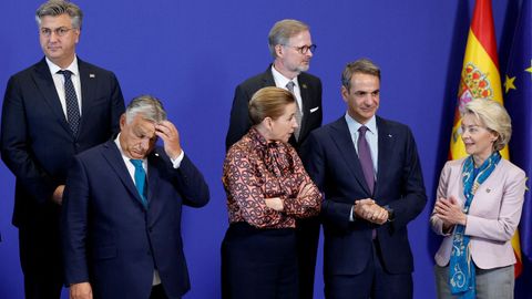 Cabizbajo, Viktor Orbn junto a otros dirigentes europeos.