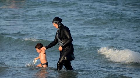 Mujeres bandose con burkini