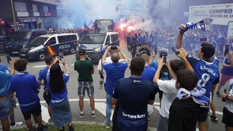 Aficionados del Oviedo salen a la calle para recibir al autobs azul de su equipo en la jornada de derbi asturiano