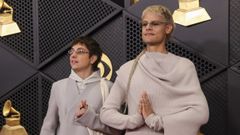 Los cantantes Paco Amoroso y Ca7riel, llegando a los Grammy el pasado domingo