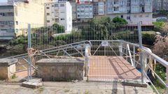 El pantal�n est� cerrado desde tierra con unas vallas.