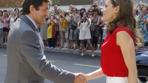 La reina saluda al presidente del Principado, Javier Fern�ndez, en medio de una gran expectaci�n.La reina saluda al presidente del Principado, Javier Fern�ndez, en medio de una gran expectaci�n 
