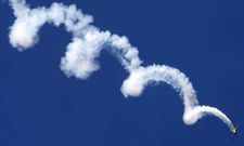 Estela de gases de uno de los aviones que particip� el a�o pasado en el festival a�reo.
