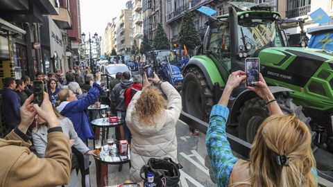 Cientos de profesionales y decenas de tractores han colapsado este jueves las calles del centro de Oviedo en la protesta agrcola y ganadera convocada por las organizaciones URA y USAGA