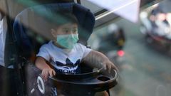 Imagen de un ni�o con mascarilla en Bangkok 