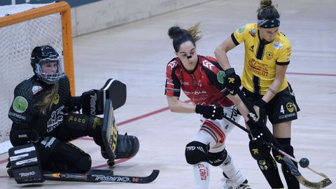 Las jugadoras del Telecable y del Generali Palau durante el partido de cuartos de final de la Copa de la Reina de Hockey Patines