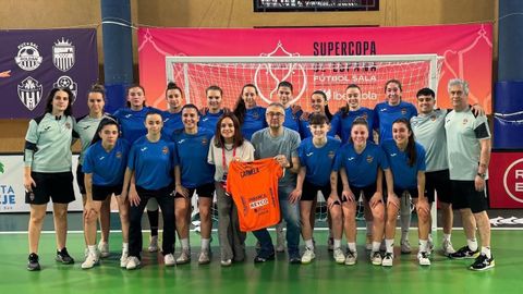 La presidenta de la Diputaci�n, en el centro, junto al equipo mari�ano en la Supercopa femenina celebrada el pasado mes de febrero en Tenerife.
