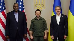 Zelenski, flanqueado por el jefe del Pent�gono y el jefe de la diplomacia de EE.UU., el domingo en Kiev.
