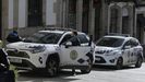 Agentes de la Polic�a Local de Betanzos en uno de sus coches patrulla.