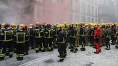 Manifestaci�n de los bomberos comarcales de Galicia, este lunes frente a la Diputaci�n de Ourense