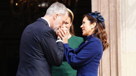 Felipe VI saluda afectuosamente a Mary de Dinamarca