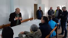 Jos� Antonio Quiroga ? a la izquierda, de pie? en la reuni�n en Ourense