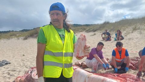 Alfredo Lpez, del CEMMA, con un trozo de vrtebra con la que sabrn la edad del tiburn

