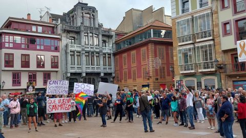 Concentracin frente el Ayuntamiento de Oviedo para pedir la vuelta del antiguo modelo de San Mateo