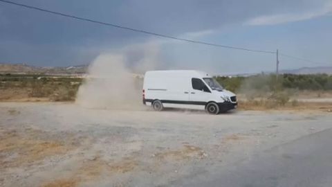 De nuevo grabado por la misma persona, pero en este otro v�deo difundido por WhatsApp y redes sociales conduce una furgoneta en un descampado pr�ximo a una carretera realizando bruscas maniobras