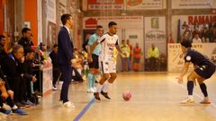 Macedo (con el bal�n), en un encuentro de la pasada temporada en el Agust�n Mour�s.