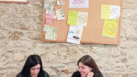 En uno de los locales hosteleros hay un cartel que pide no descalzarse