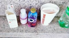 Restos del botell�n detectado en la calle Fe�ns de Santiago en el que una chica de 15 a�os fue identificada consumiendo jarabe para la tos con Sprite