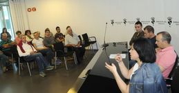 Un momento de la reuni�n de afectados, ayer, en dependencias municipales de Lal�n. 