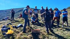 Una jornada de eliminaci�n de la planta invasora �Buddleja davidii� 
en la reserva de orqu�deas del Alto da Pedra, en el municipio de Folgoso do Courel