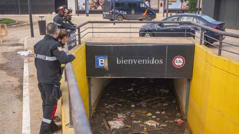 Efectivos de la UME junto al parking inundado en el Centro Comercial Bonaire