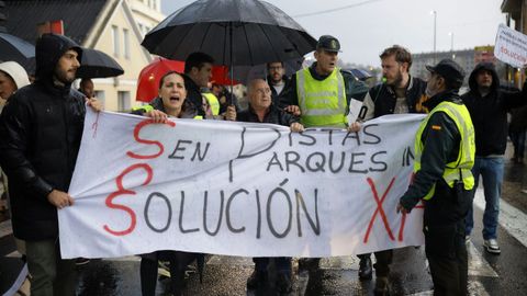 Numerosas personas se concentraron este viernes en O Temple, en Cambre, ante el paso de peatones situado frente a la Casa das Palmeiras