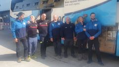 El grupo de polic�as locales y bomberos, acompa�ados de un voluntario, de camino a Polonia 